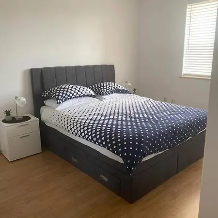 Lovely 3 Bedroom In Quiet Area W/ Pool דירה