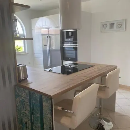 Lovely 3 Bedroom In Quiet Area W/ Pool דירה *