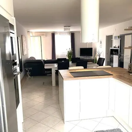Lovely 3 Bedroom In Quiet Area W/ Pool דירה פולה