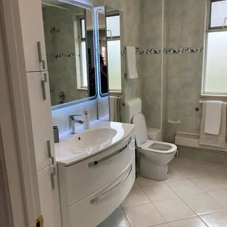 Lovely 3 Bedroom In Quiet Area W/ Pool Appartement *