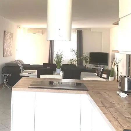 Lovely 3 Bedroom In Quiet Area W/ Pool Appartement *